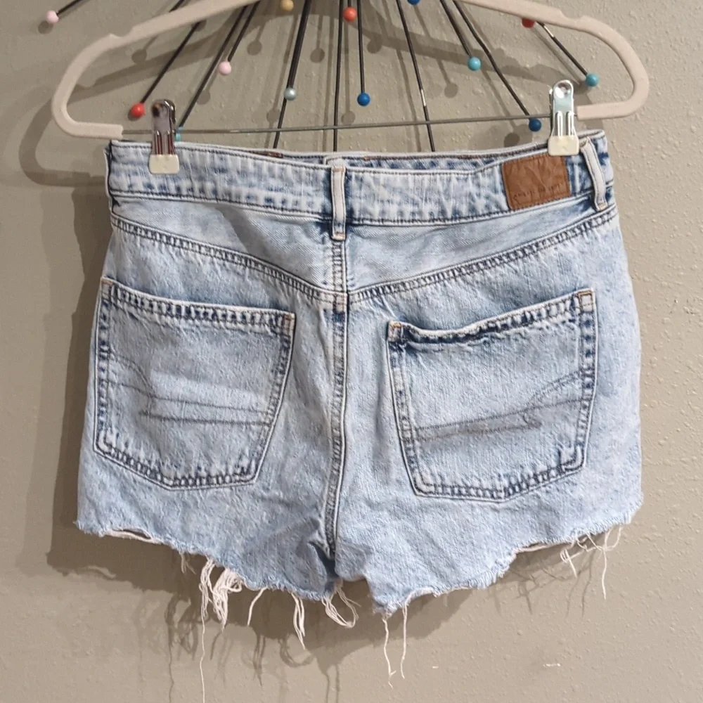 American Eagle Tomgirl Light Wash Women's Size 8 Shorts Trashed Ripped